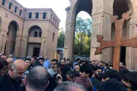 Catholicos Garegin II invited protesters demanding his resignation to  a meeting